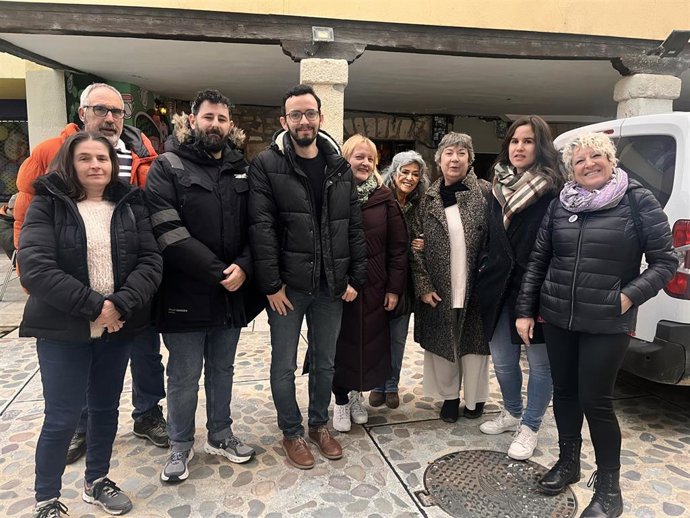Miguel Ángel Llamas, cuarto por la izquierda, con militantes de Podemos en Burgos antes de celebrar un acto público.