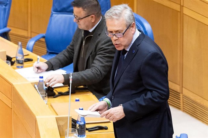 O conselleiro de Sanidade, Antonio Gómez Caamaño, durante o pleno do Parlamento de Galicia