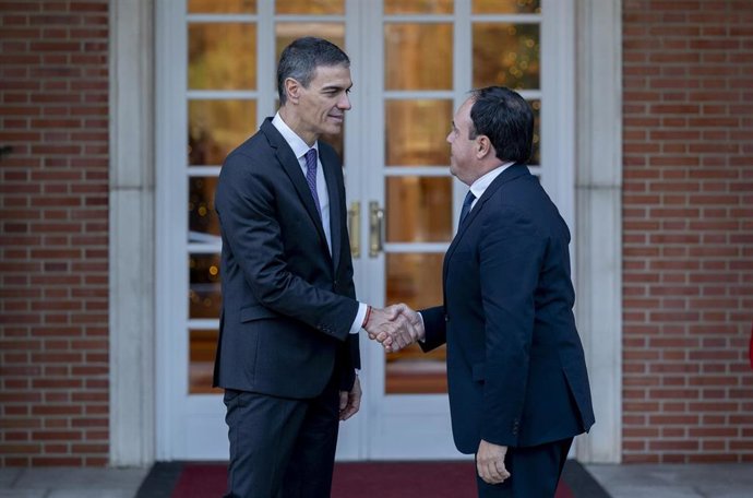 El presidente del Gobierno, Pedro Sánchez (i), y el presidente de la Generalitat valenciana, Juanfran Pérez Llorca (d), en el Palacio de La Moncloa.