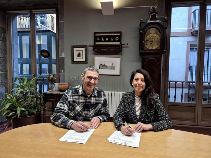 El alcalde de Tolosa, Andu Martínez de Rituerto, y la diputada de Movilidad, Azahara Domínguez