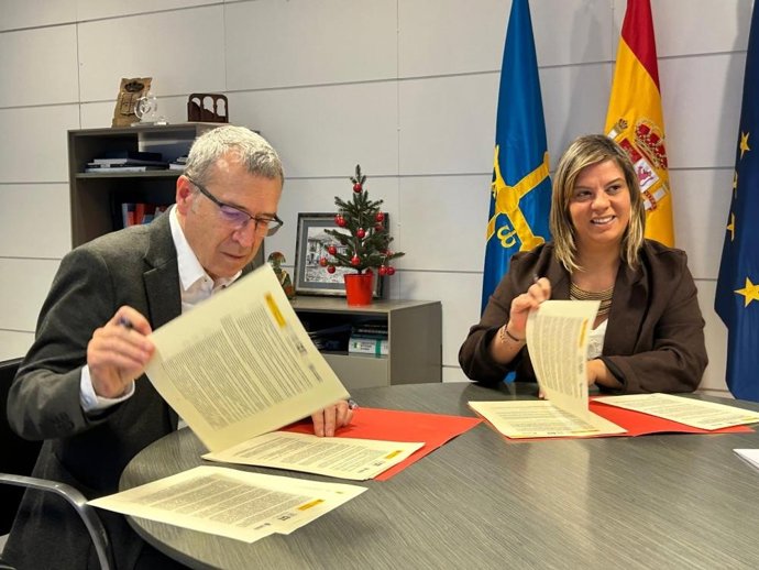 La vicepresidente, Gimena Llamedo, y el secretario general para el Reto Demográfico, Francisco Boya.