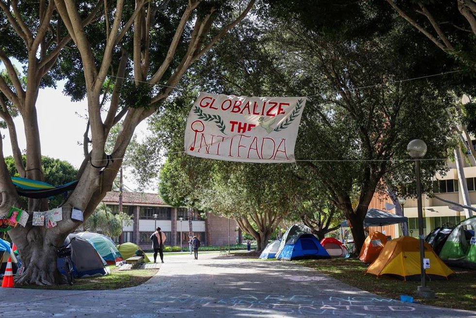 Archivo - Un cartel con el lema 'Globalizar la Intifada'