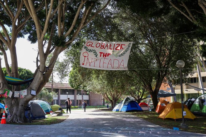 Archivo - 4 de maio de 2024, Santa Barbara, Califórnia, EUA: Placa "Globalize the Intifada" no centro do acampamento pró-Palestina/Pró-Hamas/Anti-Israel da Universidade da Califórnia, Santa Barbara (UCSB). Os manifestantes passam seu terceiro dia reivindi