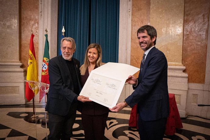 El ministro de Cultura de España, Ernest Urtasun, y la ministra de Cultura, Juventud y Deporte de Portugal, Margarida Balseiro Lopes, entregan el Premio Luso-Español de Arte y Cultura 2024 a Luis Pastor.