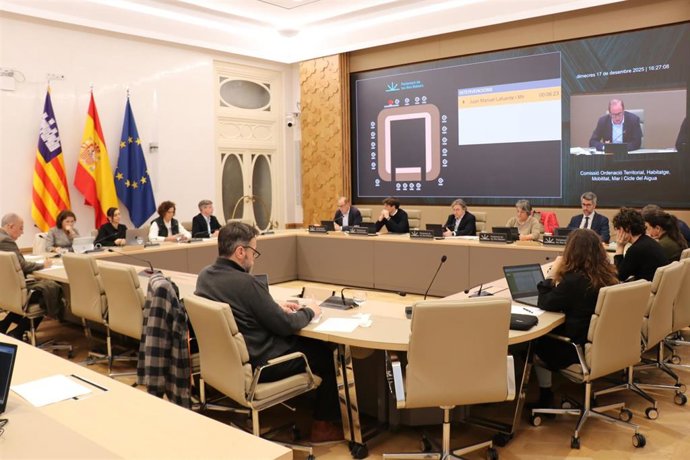 El conseller del Mar y el Ciclo del Agua, Juan Manuel Lafuente, en un momento de su comparecencia en el Parlament.