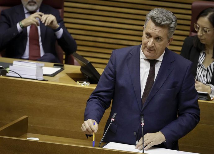 El vicepresidente tercero y conseller de Medio Ambiente, Infraestructuras, Territorio y Recuperación, Vicente Martínez Mus, comparece ante el pleno de Les Corts
