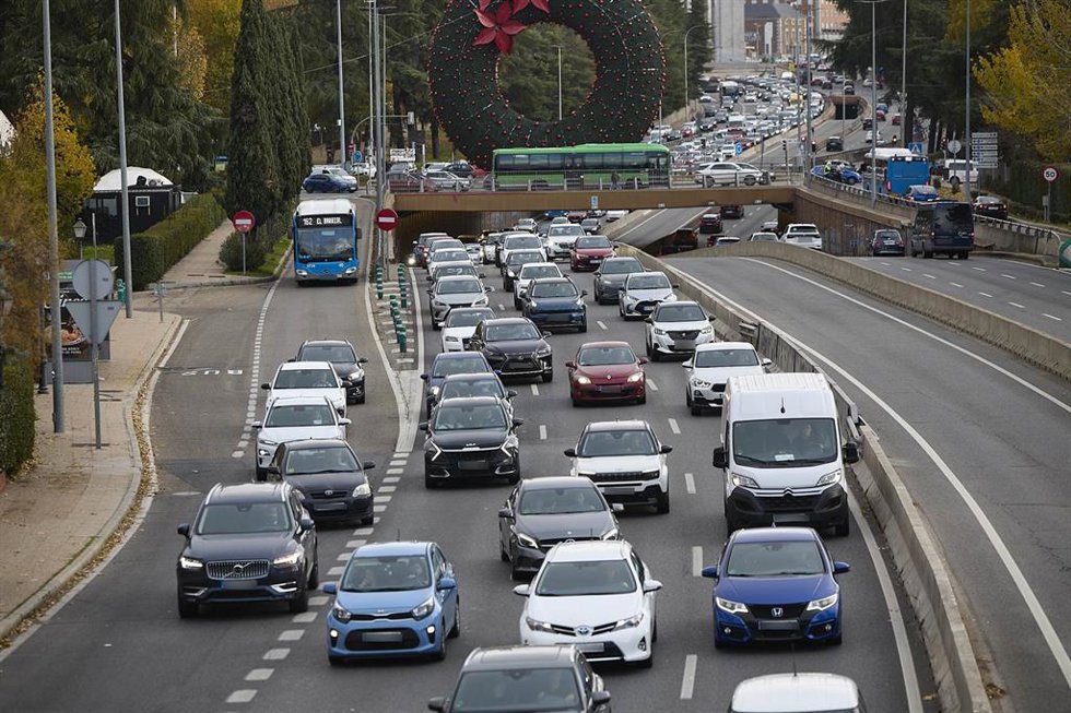 Tráfico durante la operación salida por el puente de la Constitución en la carretera A6, a 5 de diciembre de 2025, en Madrid (España). 