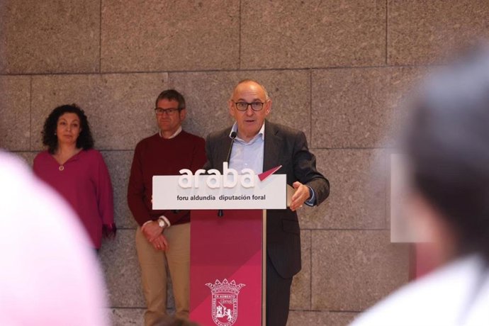 El diputado general de Álava, Ramiro González, en la recepción que la institución foral ofrece a las familias del territorio que acogen a niños y niñas