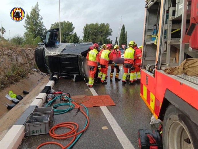 Bomberos excarcelan a una persona atrapada tras volcar su vehículo en la CV-336