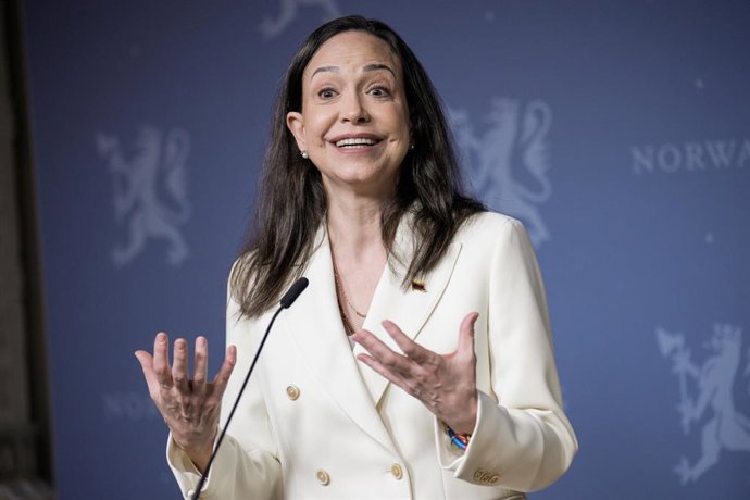 11 de dezembro de 2025, Noruega, Oslo: Maria Corina Machado, ganhadora do Prêmio Nobel da Paz de 2025, fala durante uma coletiva de imprensa nas instalações de representação do governo em Oslo. Foto: Stian Lysberg Solum/NTB/dpa
