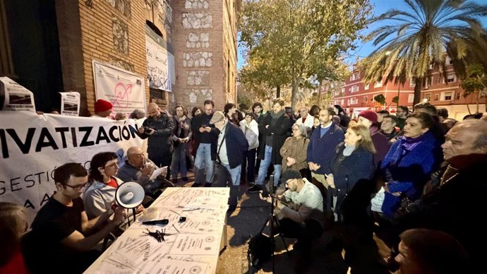 El grupo municipal socialista del Ayuntamiento de Málaga ha acompañado este miércoles a residentes del distrito de Cruz de Humilladero e integrantes del Movimiento por la Prisión para defender el inmueble que albergó el penal provincial