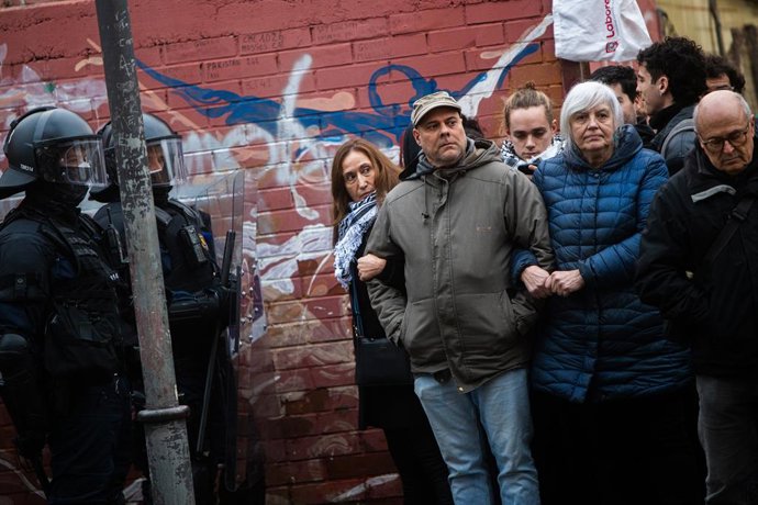 Diverses persones protesten durant el desallotjament del B9 de Badalona (Barcelona).