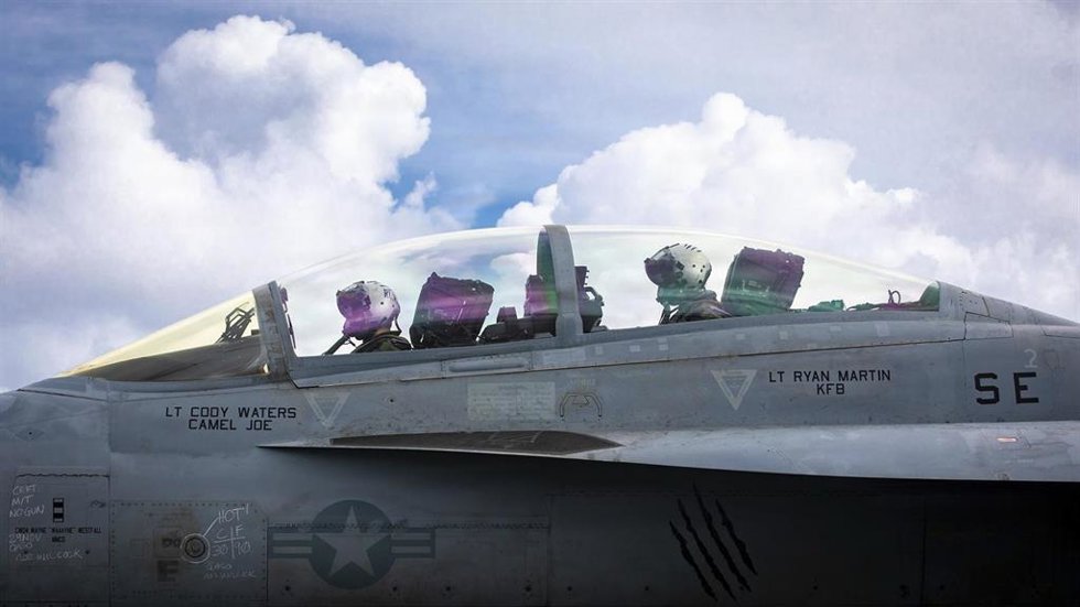 Pilotos estadounidenses sobre aguas del mar Caribe