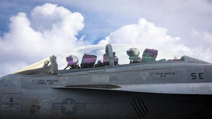 29 de novembro de 2025, Mar do Caribe, águas internacionais: Pilotos da Marinha dos EUA realizam verificações pré-voo no cockpit de um caça eletrônico EA-18G Growler com os Lobos Cinzentos do Esquadrão de Ataque Eletrônico 142, antes da decolagem do convé