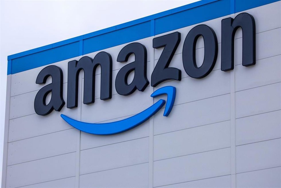 Archivo - Logo de Amazon en una de sus instalaciones en Alemania.