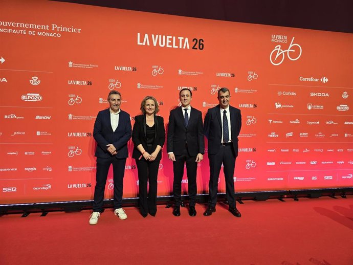 La diputada provincial de Deporte, Vida Saludable y Juventud de Almería, María Luisa Cruz, y el alcalde de Vera, Alfonso García, en la presentación de 'La Vuelta' 2026.