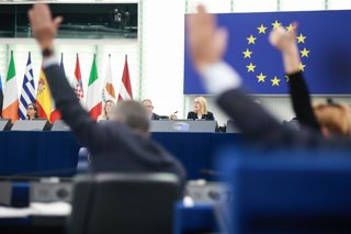 Archivo - HANDOUT - 08 October 2025, France, Strasbourg: EU lawmakers vote during a session at the European Parliament in Strasbourg. Photo: Alain Rolland/European Parliament/dpa - ATTENTION: editorial use only and only if the credit mentioned above is re
