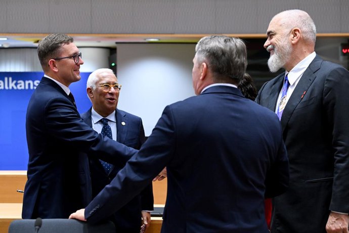 El presidente del Consejo Europeo, Antonio Costa, junto a líderes de la UE y los Balcanes.