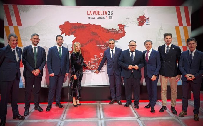 Fotografía familiar de la presentación de La Vuelta 2026.