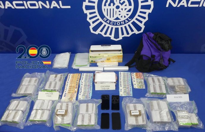 Droga y dinero incautados en la operación de la Policía Nacional