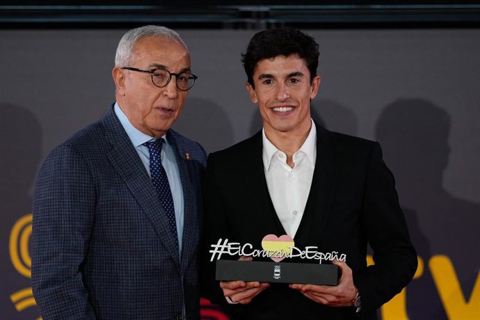 El presidente del Comité Olímpico Español, Alejandro Blanco, y el piloto Marc Márquez en la 'XX Gala COE'.