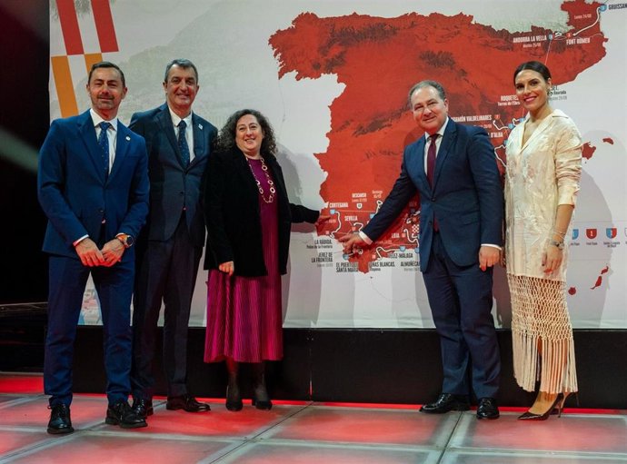 Foto familiar en la presentación de La Vuelta 2026.