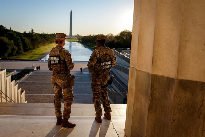 Archivo - Arquivo - 16 de outubro de 2025, EUA, Washington: Soldados da Guarda Nacional dos EUA estão de pé no Lincoln Memorial, no National Mall. Foto: Kay Nietfeld/dpa