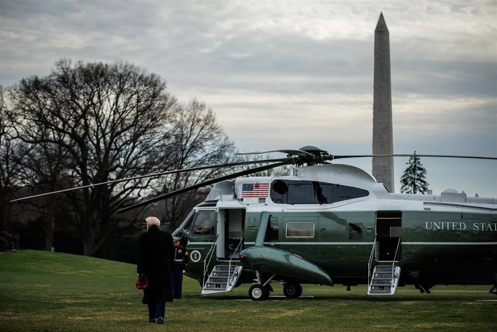 El presidente de EEUU, Donald Trump, cambina hacia el 'Marine One' frente a la Casa Blanca