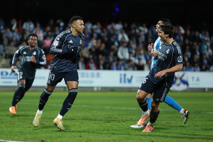 Kylian Mbappe, do Real Madrid CF, comemora um gol durante a partida de futebol das oitavas de final da Copa do Rei da Espanha, disputada entre CF Talavera e Real Madrid no Estádio El Padro em 17 de dezembro de 2025, em Talavera de la Reina, Toledo, Espanh