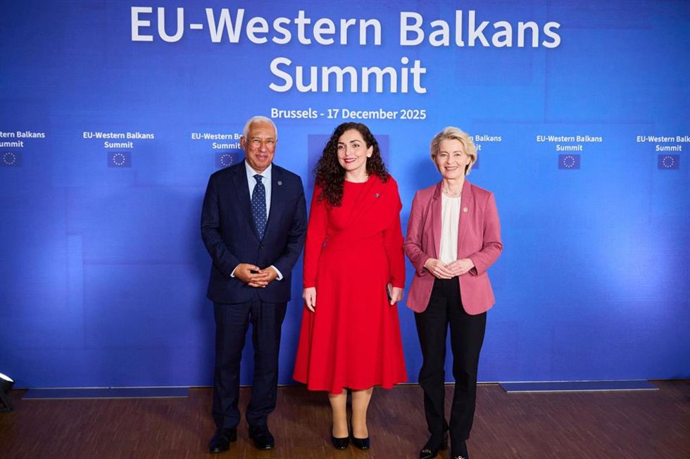 Los presidentes de la Comisión Europea y el Consejo Europeo, Ursula von der Leyen y António Costa, respectivamente, reciben a la presidenta de Kosovo, Vjosa Osmani