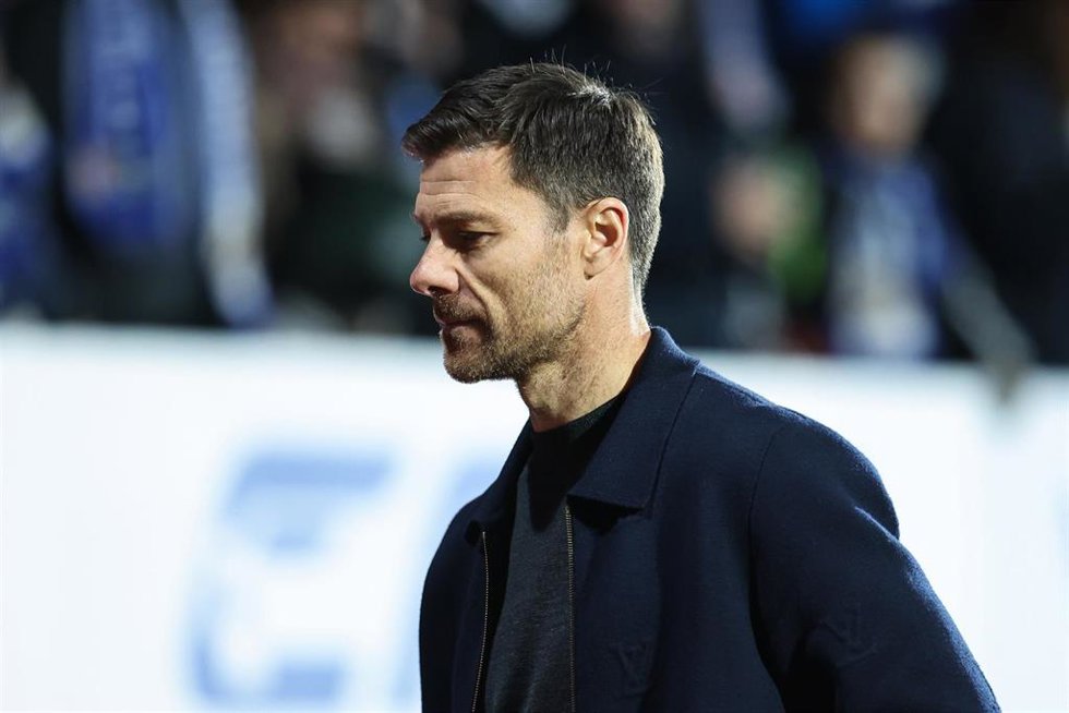 El entrenador del Real Madrid, Xabi Alonso, ante el CF Talavera de la Reina en el partido de la Copa del Rey 2025-26 disputado en El Prado.