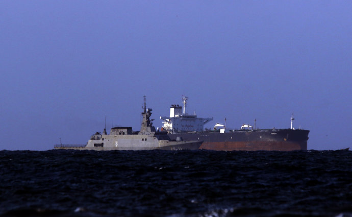Un barco de la armada venezolana patrulla la costa cerca de la refinería El Palito en Puerto Cabello