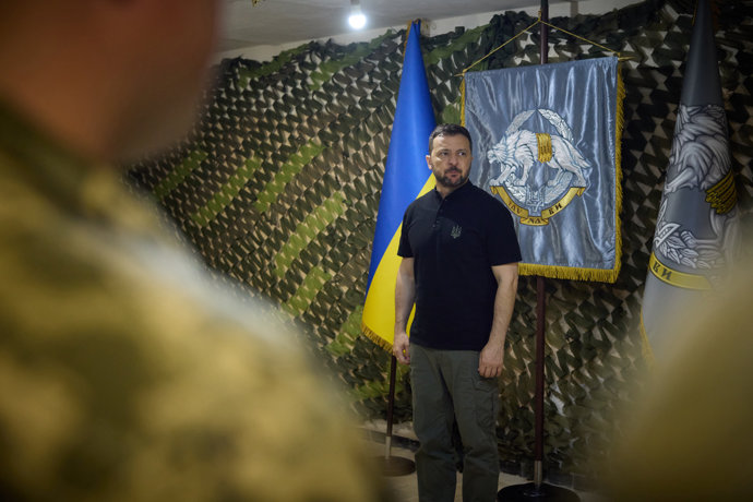HANDOUT - 29 July 2024, Ukraine, Vovchansk: Ukrainian President Volodymyr Zelensky (C) visits an army command post near the embattled small town of Vovchansk in the Kharkiv region close to the Russian border.