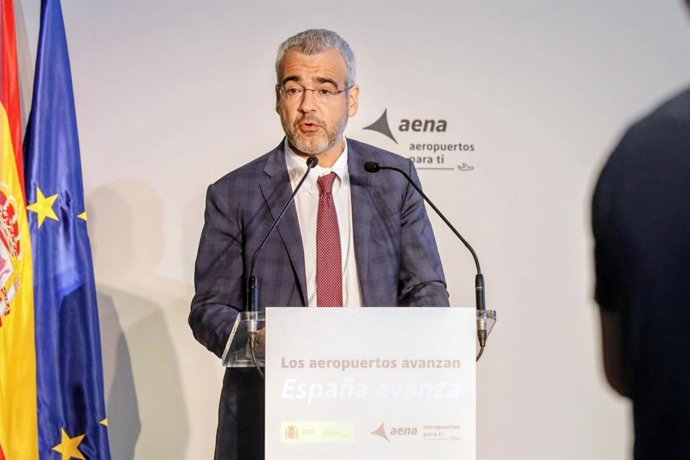 Archivo - El presidente de AENA, Maurici Lucena, interviene durante la presentación de la propuesta de inversiones de Aena para los aeropuertos españoles, en el aeropuerto de Alicante-Elche Miguel Hernández, a 18 de septiembre de 2025, en Alicante, Comuni