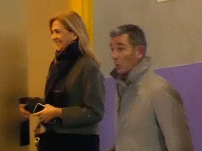 Iñaki Urdangarin y la Infanta Cristina coinciden en el partido de balonmano de su hijo Pablo con su equipo