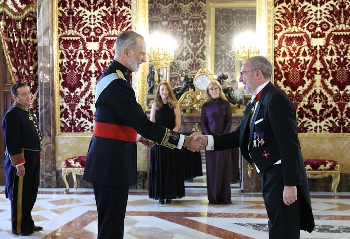 Archivo - El Rey Felipe VI (i) recibe las Cartas Credenciales del embajador de la República de Islandia, Kristján Andri Stefánsson (d), en el Palacio Real de Madrid, a 12 de septiembre de 2025, en Madrid (España). El Rey recibe las Cartas Credenciales de 
