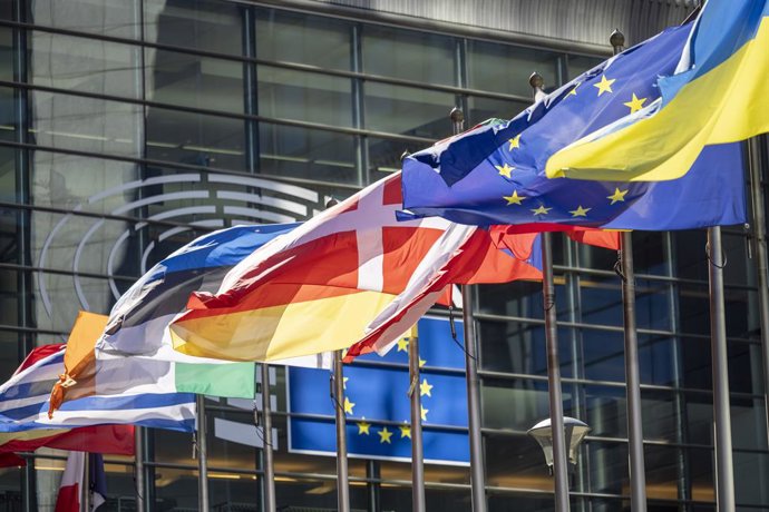 Archivo - FILED - 06 September 2023, Belgium, Brussels: The flags of the European member states fly in front of the European Parliament building in Brussels. EU member states are ready to adopt a common position on asylum rules in crisis situations, overc