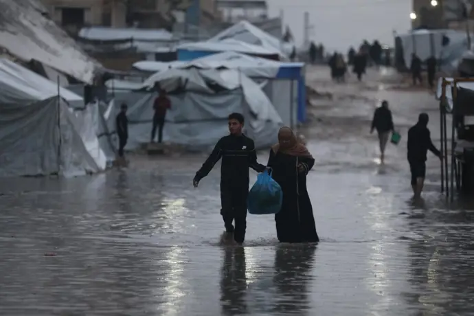 Palestinos hacen frente a las fuertes lluvias en la Franja de Gaza. /Contacto/Omar Ashtawy