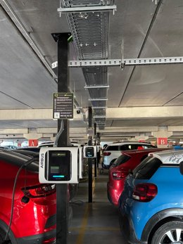 Puntos de recarga de Iberdrola en un centro de producción de Airbus