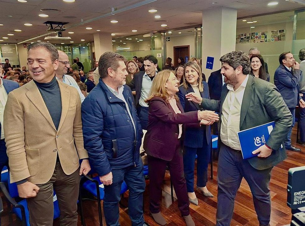 El presidente del PPRM, Fernando López Miras, saluda a miembros de su partido en  la celebración conjunta del Comité Ejecutivo y Junta Directiva Autonómica