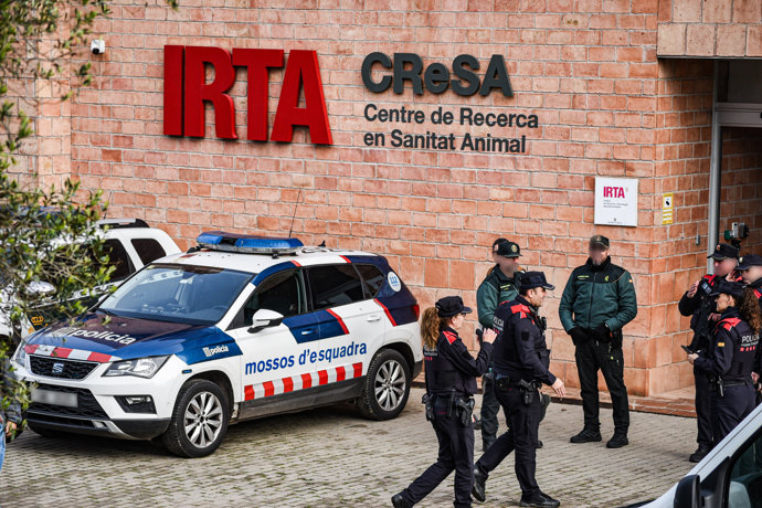 Agentes de la Guardia Civil y los Mossos d'Esquadra en el laboratorio del IRTA, a 18 de diciembre de 2025, en Cerdanyola, Barcelona, Catalunya (España).