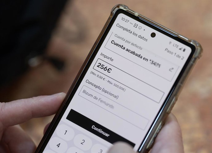 Archivo - Una persona manda un bizum, a 4 de febrero de 2025, en Madrid (España). 