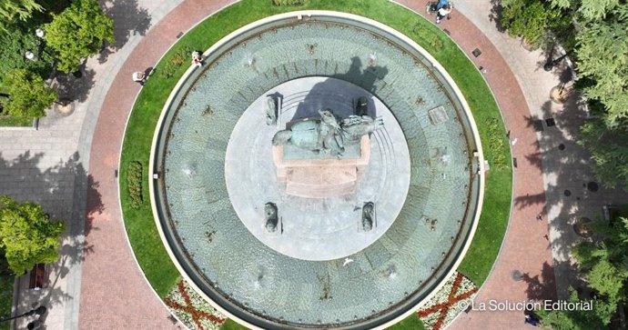 Imagen de la estatua de Espartero en Logroño a vista de dron
