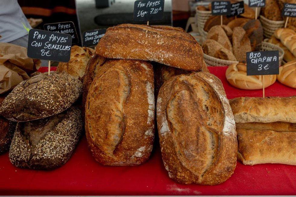 Archivo - Productos de panadería en un mercado 