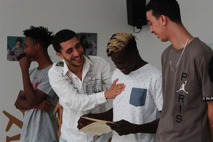 Jóvenes del Programa Baobab de Pueblos Unidos en acto de graduación de formación para el empleo