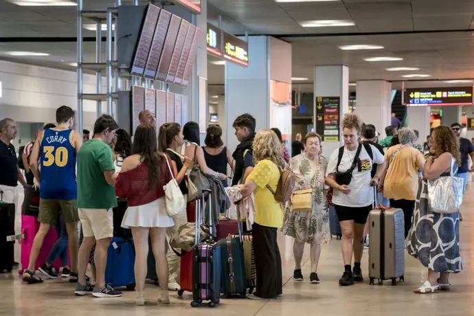 Pasajeros en un aeropuerto