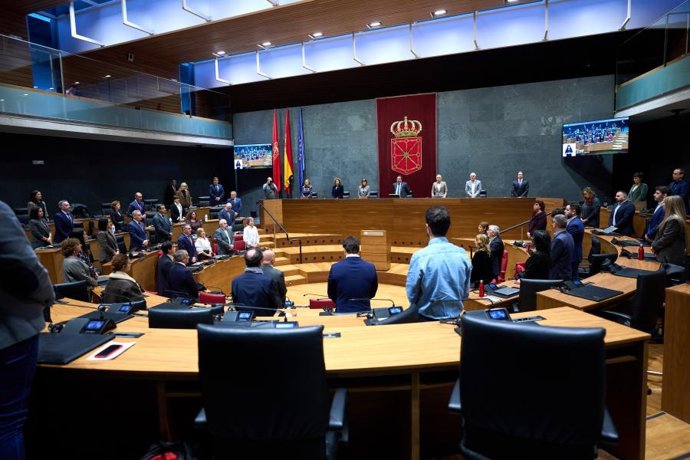 El Parlamento de Navarra guarda un minuto de silencio por el último fallecido en accidente laboral