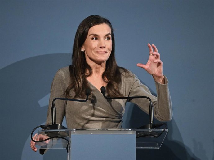 La Reina Letizia durante el acto conmemorativo del 20º aniversario de Fundación del Español Urgente “FundéuRAE”, celebrado en la Real Academia Española
