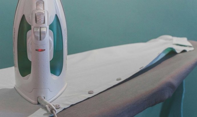 Cómo hacer un spray antiarrugas en casa que realmente funciona (y por qué puede ser más eficaz que planchar en seco)