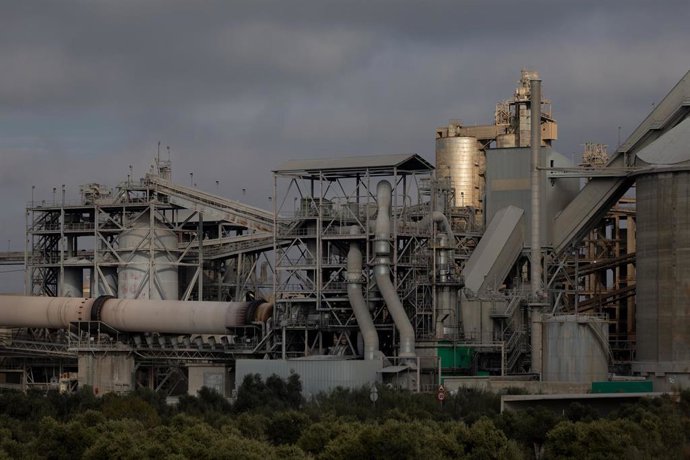 Archivo - Vista de una fábrica en imagen de archivo.